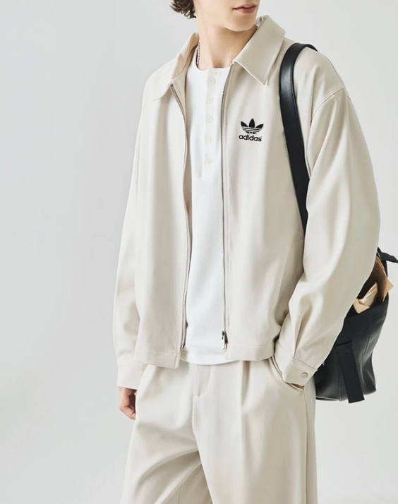 Minimalistische Jacke mit Reißverschluss